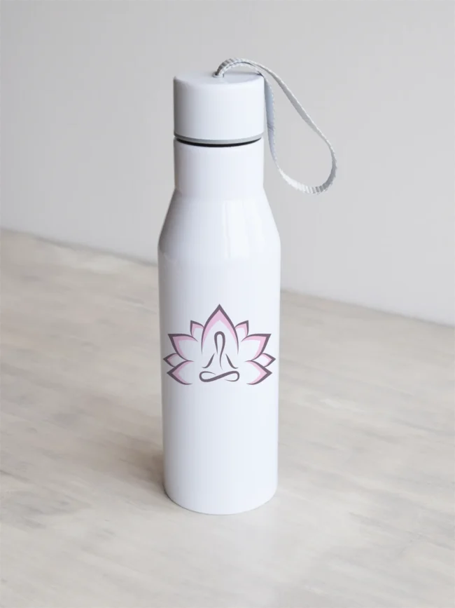 Valge joogipudel roosa lootoseüiega.