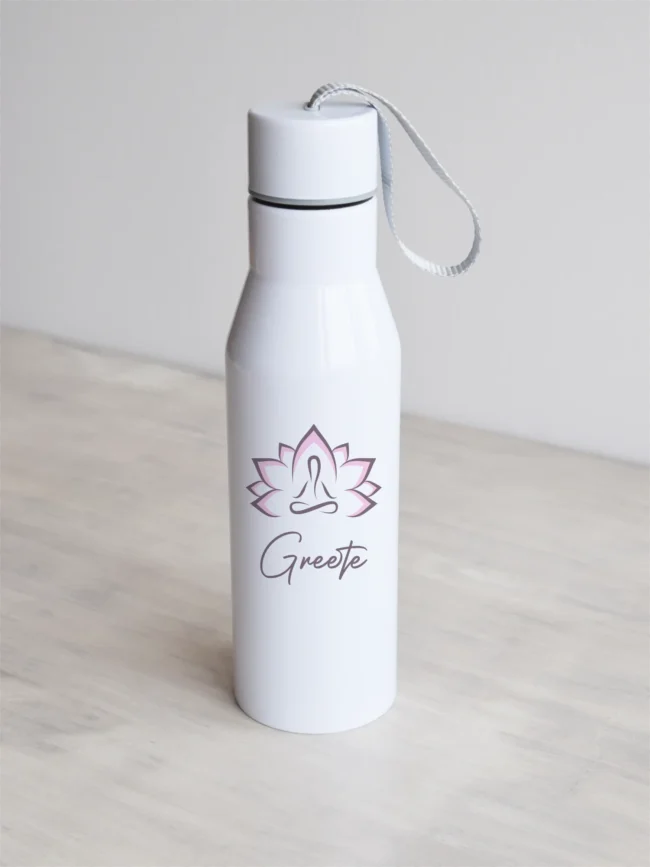 Valge joogipudel roosa lootoseõiega ja nimega.