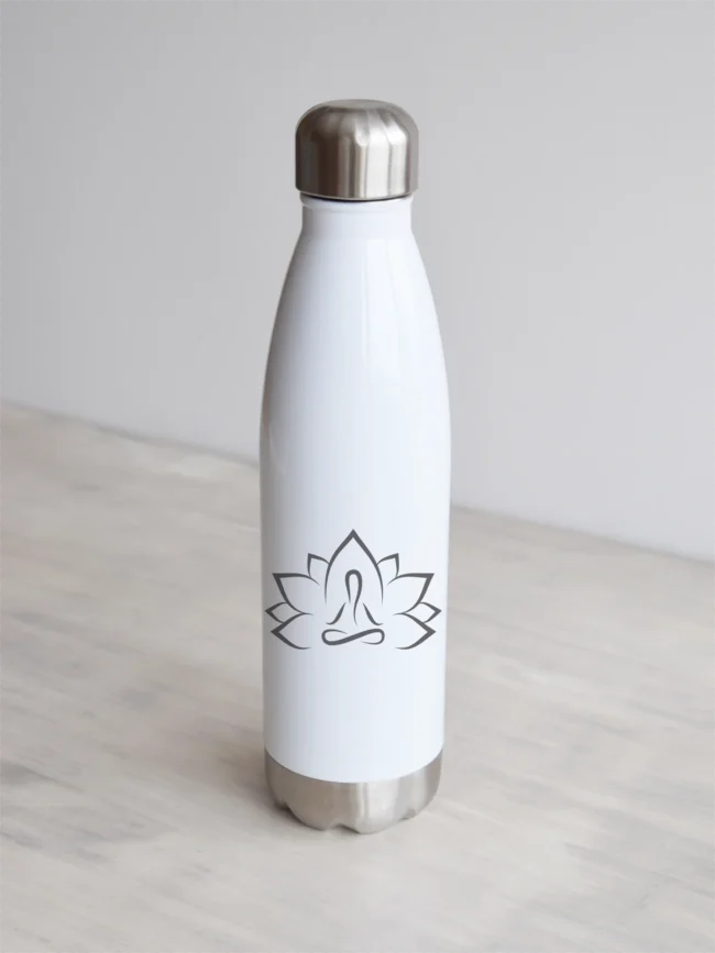 Valge joogipudel valge lootoseõiega.