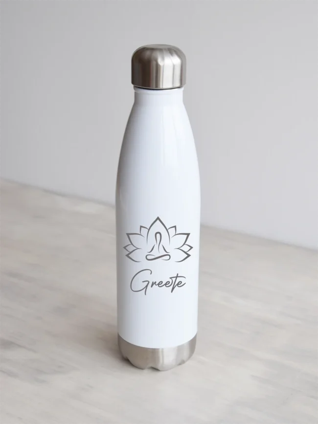 Nimeline lootoseõiega joogipudel Valge joogipudel valge lootoseõiega, nimega personaliseeritud.