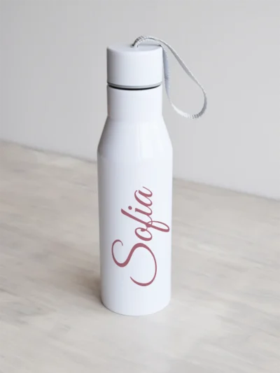 Esileht Nimelin valge joogipudel , elegantse script fondiga, roosa tekst.