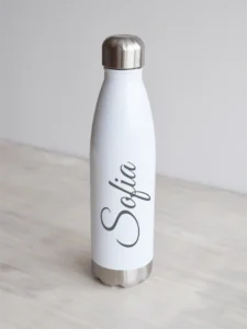 Nimeline personaliseeritud valge joogipudel, halli tekstiga.