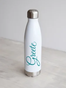 Valge nimeline joogipudel, sinakasroheline tekst.