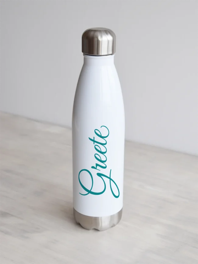 Valge nimeline joogipudel, sinakasroheline tekst.