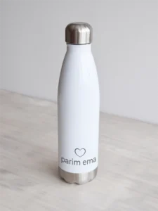 Valge joogipudel personaliseeritud oma sõnumi ja südamekesega.