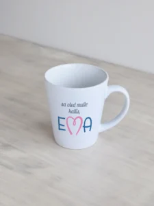 Emadepäeva kruus tekstiga “Sa oled mulle kallis, ema” ning südamega “ema” disain