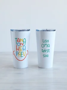 white-thermos-with-the-design-of-tana-on-good-day-and-the-other-half-with-the-option-to-add-your-own-text Valge termoskruus värvika kujundusega "Täna on hea päev", ja teine külg oma teksti lisamise näidisega.