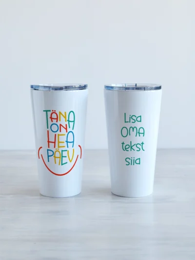 Valge termoskruus värvika kujundusega "Täna on hea päev", ja teine külg oma teksti lisamise näidisega.