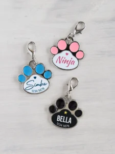 paw-shaped pet pendant Käpakujulised lemmikloomaripatsid, erinevad värvid, nime ja telefoninumbriga.