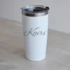 Nimeline termostass – Elegantne Valge 600 ml termoskruus, nimeline-elegant, hall, nime paigutus horisontaalne.