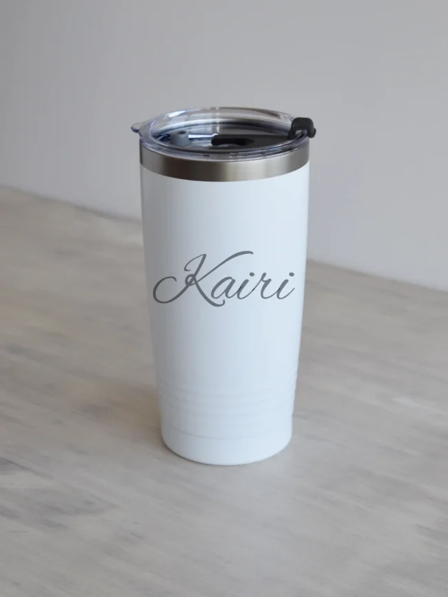 Named thermos mug – Elegant Valge 600 ml termoskruus, nimeline-elegant, hall, nime paigutus horisontaalne.