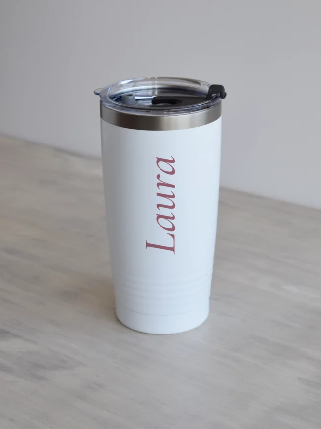 Valge 600 ml termoskruus, nimeline-elegant, roosa, nime paigutus vertikaalne.