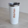 Named thermos cup – Bold 600 ml valge ringneck termoskruus nimeline - julge, oranzikaspruun, nimi vertikaalselt