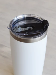 600 ml white ringneck thermos mug with snap-on lid cool Termoskruusi pealepandav suletava joogi ja -kõrreavaga kaas lähedalt.